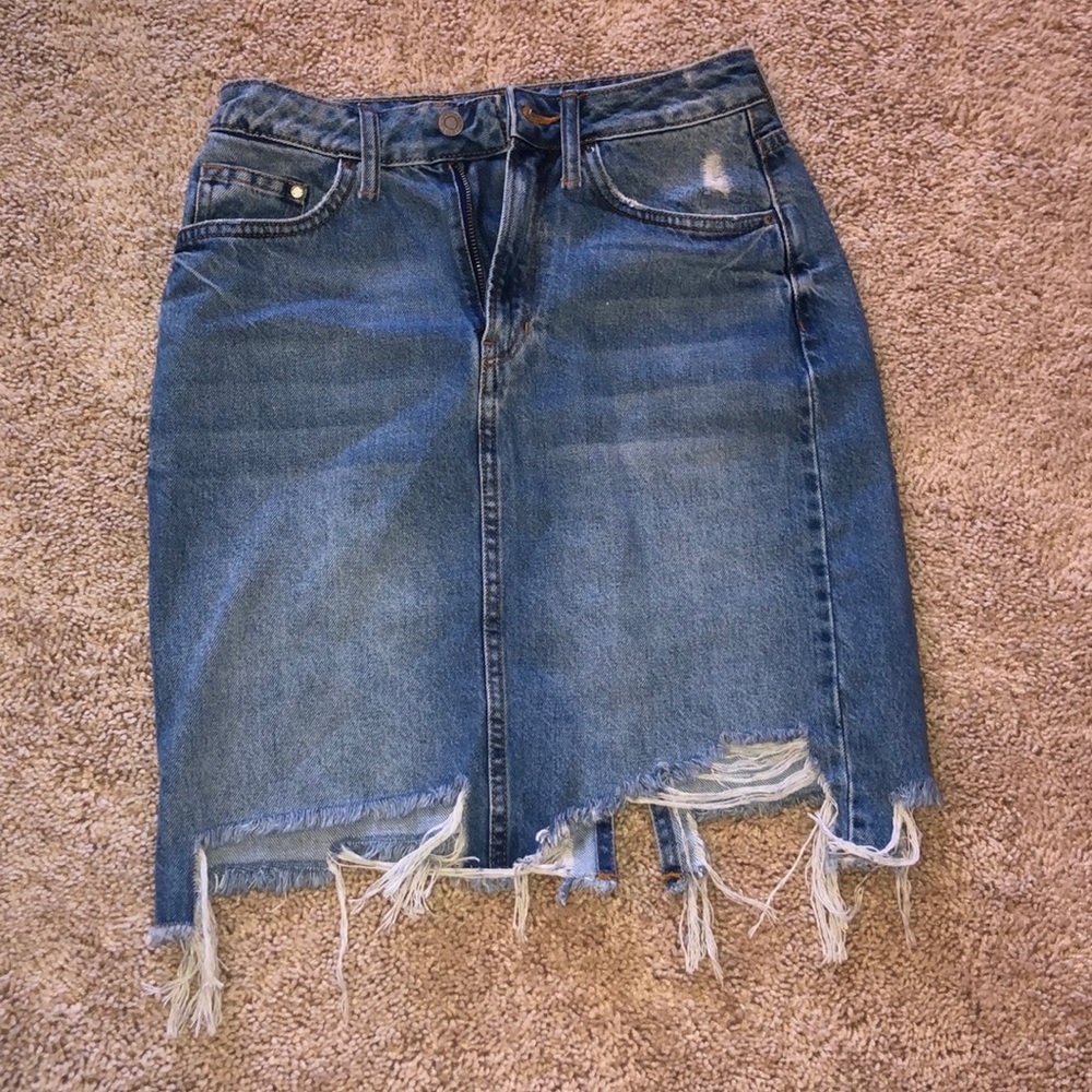 H&M NEVER WORN DISTRESSED JEAN SKIRT